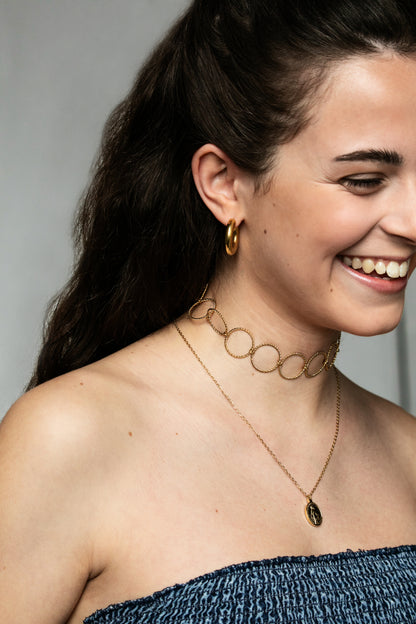 Collar Juno disponible en color oro, muy cómodo y con dos posibilidades totalmente diferentes. Combínalo como choker con otros collares, o únicamente como collar. Ajustable y resistente al agua.