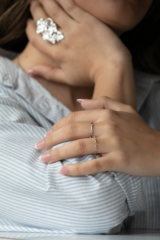 Anillo Sartorial fino y versátil para tu día a día en color plata. Con un diseño trenzado, encontrarás en este anillo un toque sofisticado en tus joyas diarias. Anillo de acero inoxidable, ajustable, y resistente al agua y el sudor. Ideal para combinar con otros anillos.