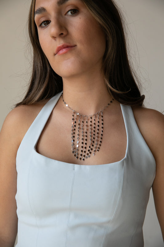 Descubre la elegancia de nuestro Collar Cascada. Diseño exclusivo con brillo propio. Ajustable para un encaje perfecto. Complemento ideal hecho de acero inoxidable, disponible en color plata y oro. Resistente al agua.