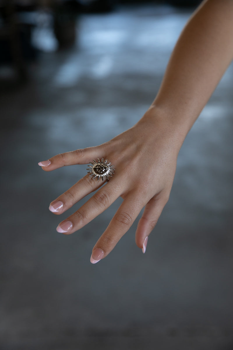 Anillo de acero inoxidable en forma de sol. Disponible en color dorado y plateado. Resistente al agua. Ideal para combinar con el choker y pendientes Soleil de nuestra colección.