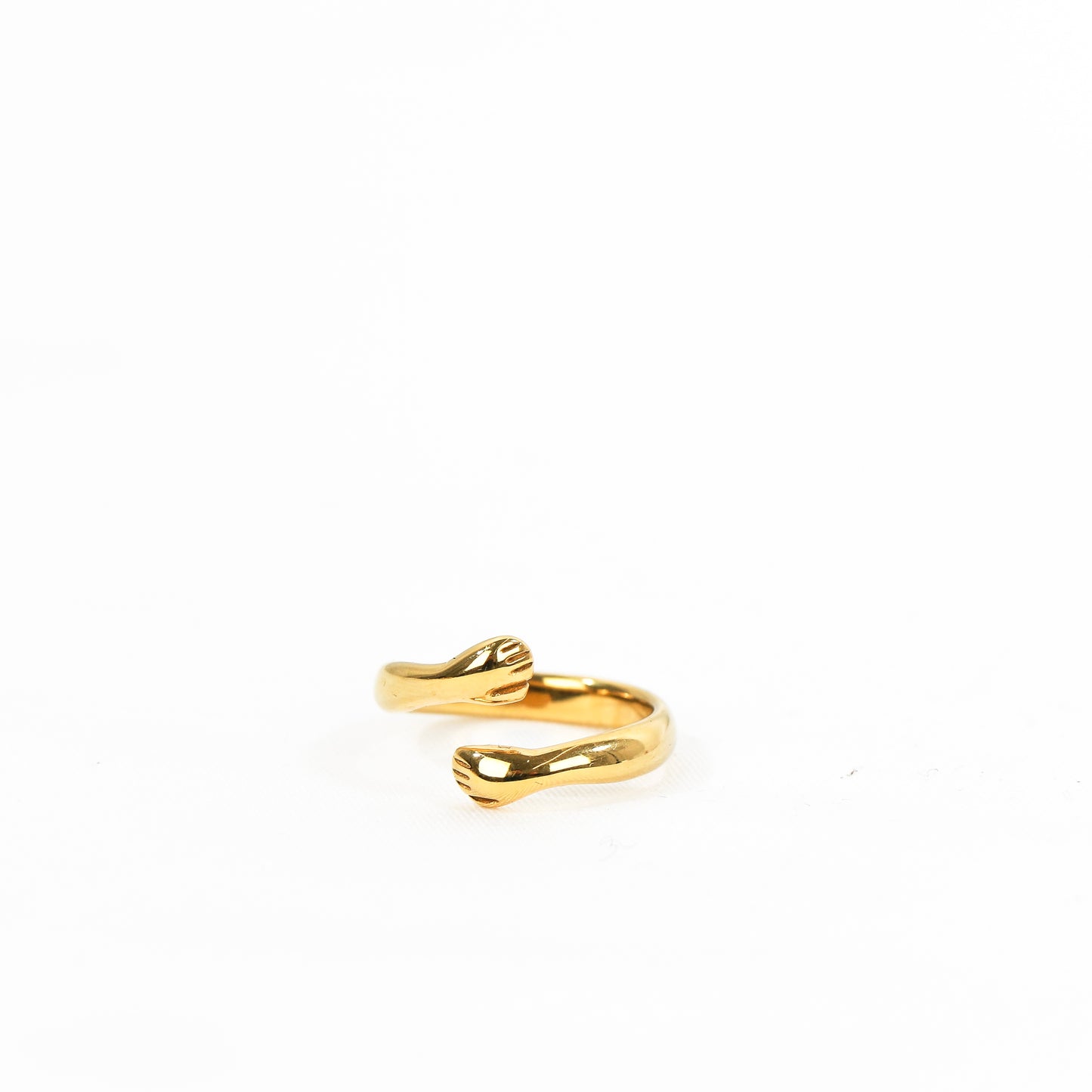 Anillo de acero inoxidable dorado en forma de abrazo y resistente al agua. Anillo no ajustable, 3 tallas disponibles.