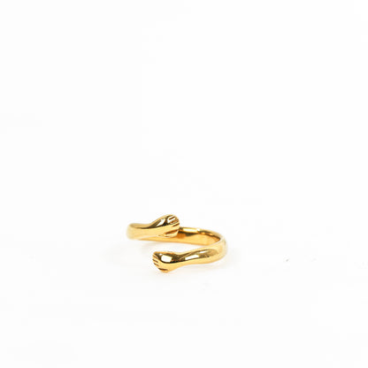 Anillo de acero inoxidable dorado en forma de abrazo y resistente al agua. Anillo no ajustable, 3 tallas disponibles.