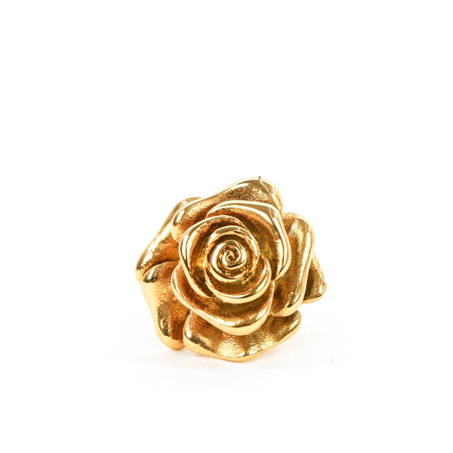 Anillo de acero inoxidable en forma de rosa y en color oro, resistente al agua. Es una joya perfecta para destacar en ocasiones especiales, muy romántica y con mucho carácter.