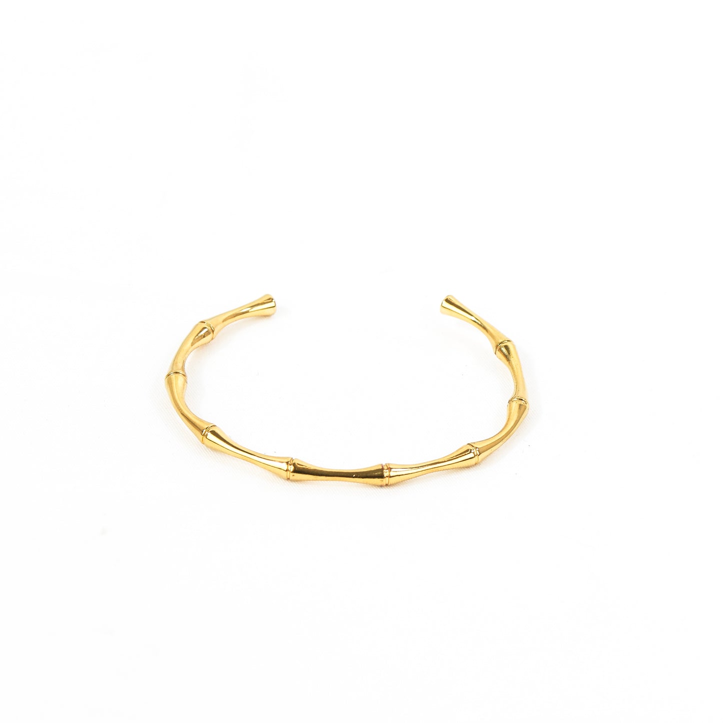 Pulsera de acero inoxidable, en forma de bambú, resistente al agua. Perfecta para tu día a día, su estilo versátil y su adaptabilidad, la hacen ideal para llevar en todas ocasiones. Disponible en color oro y plata, e ideal para combinar entre ellas como nuestra modelo.