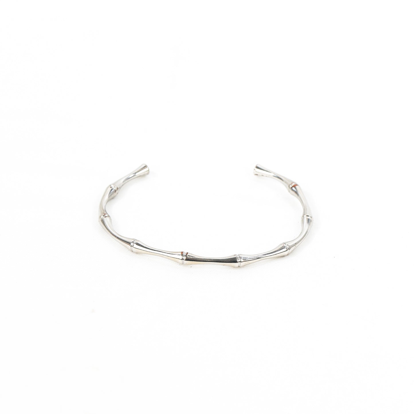 Pulsera de acero inoxidable, en forma de bambú, resistente al agua. Perfecta para tu día a día, su estilo versátil y su adaptabilidad, la hacen ideal para llevar en todas ocasiones. Disponible en color oro y plata, e ideal para combinar entre ellas como nuestra modelo.