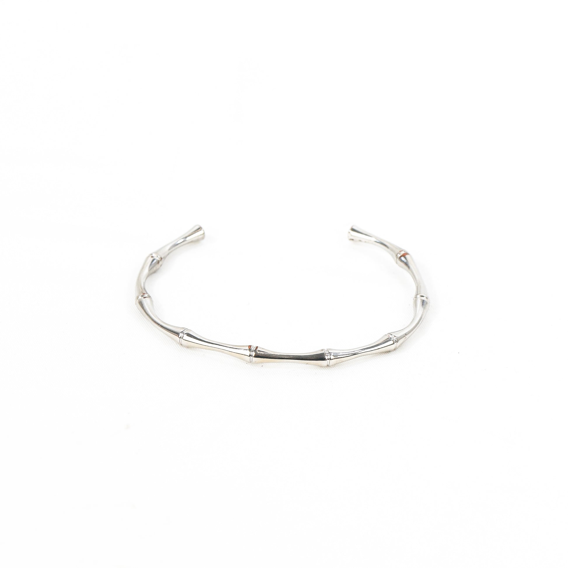 Pulsera de acero inoxidable, en forma de bambú, resistente al agua. Perfecta para tu día a día, su estilo versátil y su adaptabilidad, la hacen ideal para llevar en todas ocasiones. Disponible en color oro y plata, e ideal para combinar entre ellas como nuestra modelo.