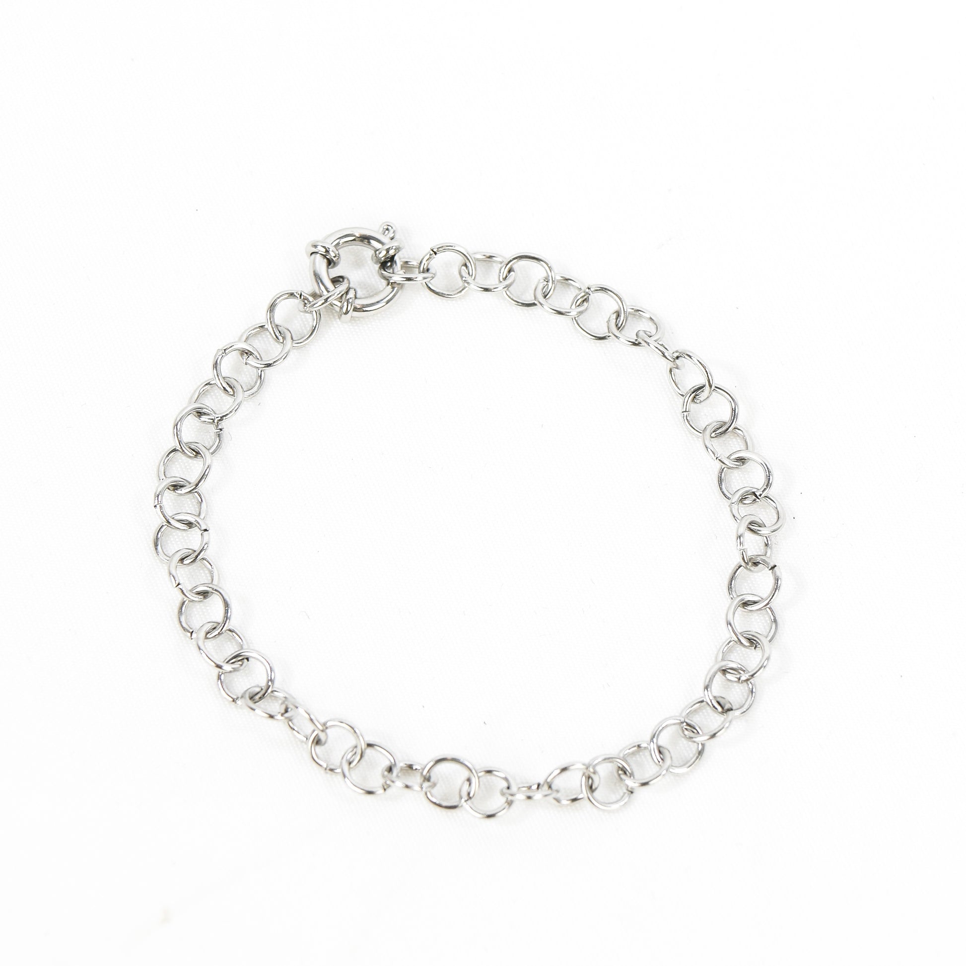 Pulsera de acero inoxidable de cadenas con cierre, disponible en dorado y plateado. Se puede ajustar a la medida de la muñeca. Resistente al agua.